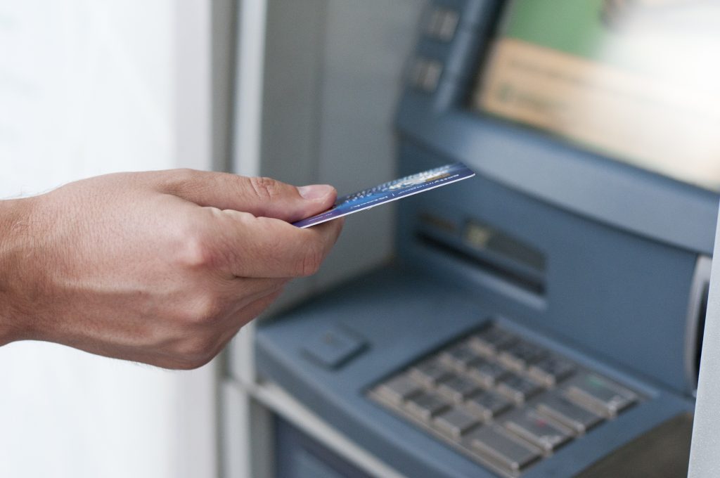 Rút tiền mặt thẻ tín dụng tại trụ ATM