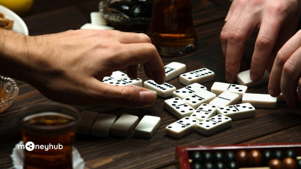 Hành động chơi cờ Domino